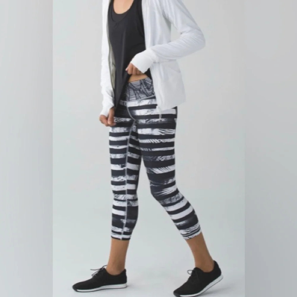 Lululemon Wunder Under Crop II Full-On Luon Leggings Black White Sz 6